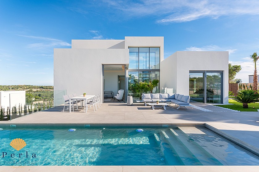 Modern luxury villa in Las Colinas