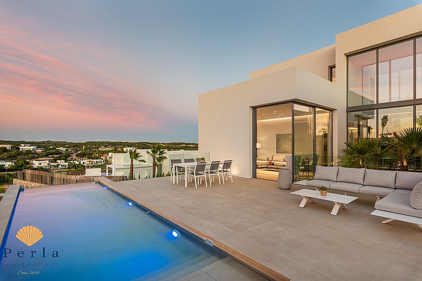 Modern luxury villa in Las Colinas