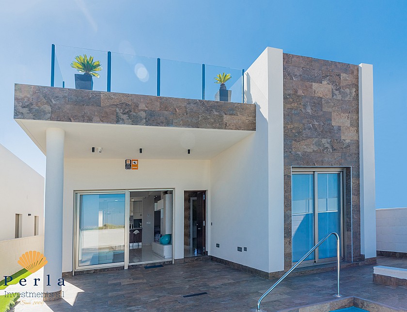 Bright and beautiful villa in Villamartín - Perla Investments