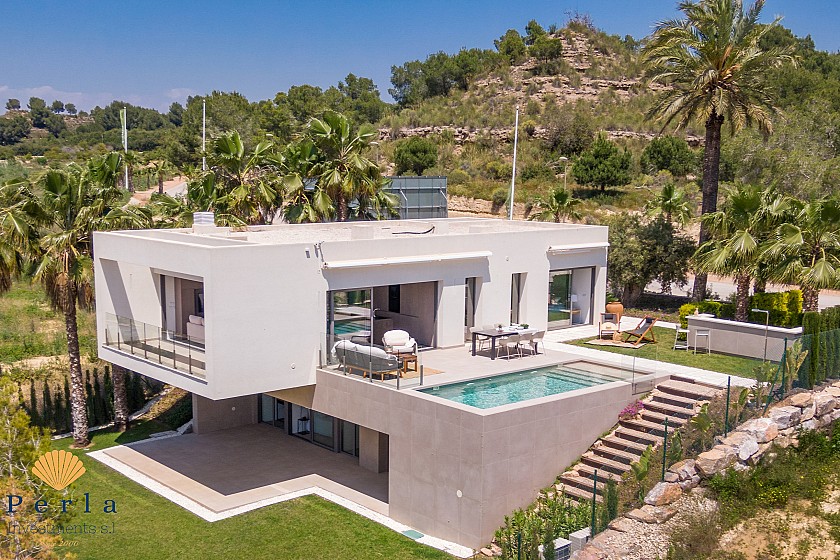 Luxury property close to golf - Perla Investments