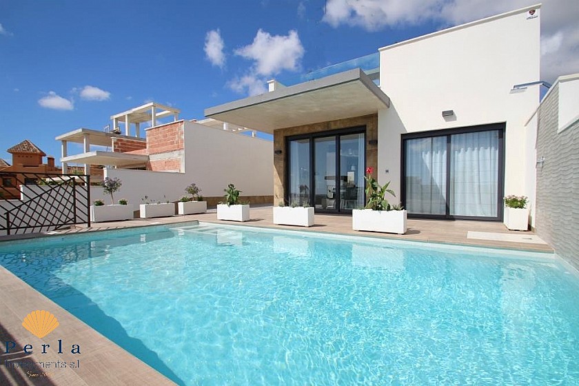 3 bedroom villa close to beach - Perla Investments
