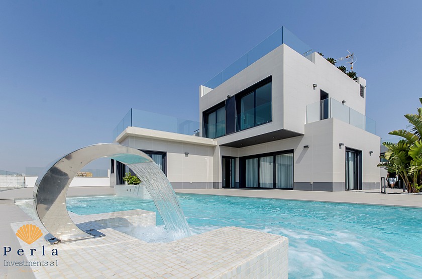 Spectacular villa with magnificent views - Perla Investments