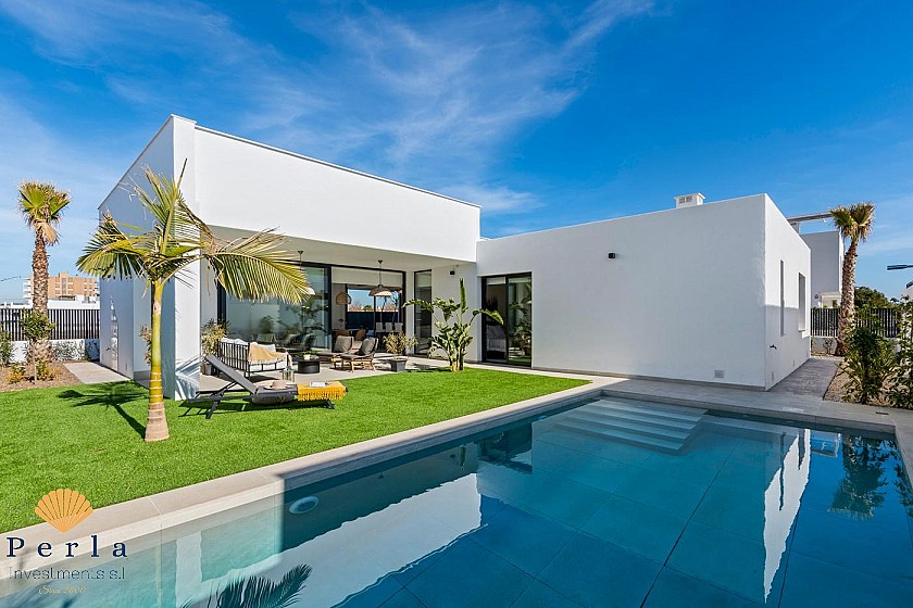 Large detached house in an exceptionally beautiful location - Perla Investments