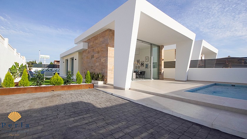 Splendid villa in a charming part of Torrevieja  - Perla Investments
