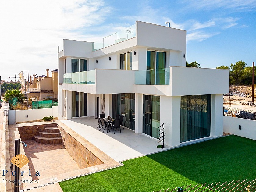 ¡Impresionante chalet de dos plantas en el corazón de Orihuela Costa! - Perla Investments